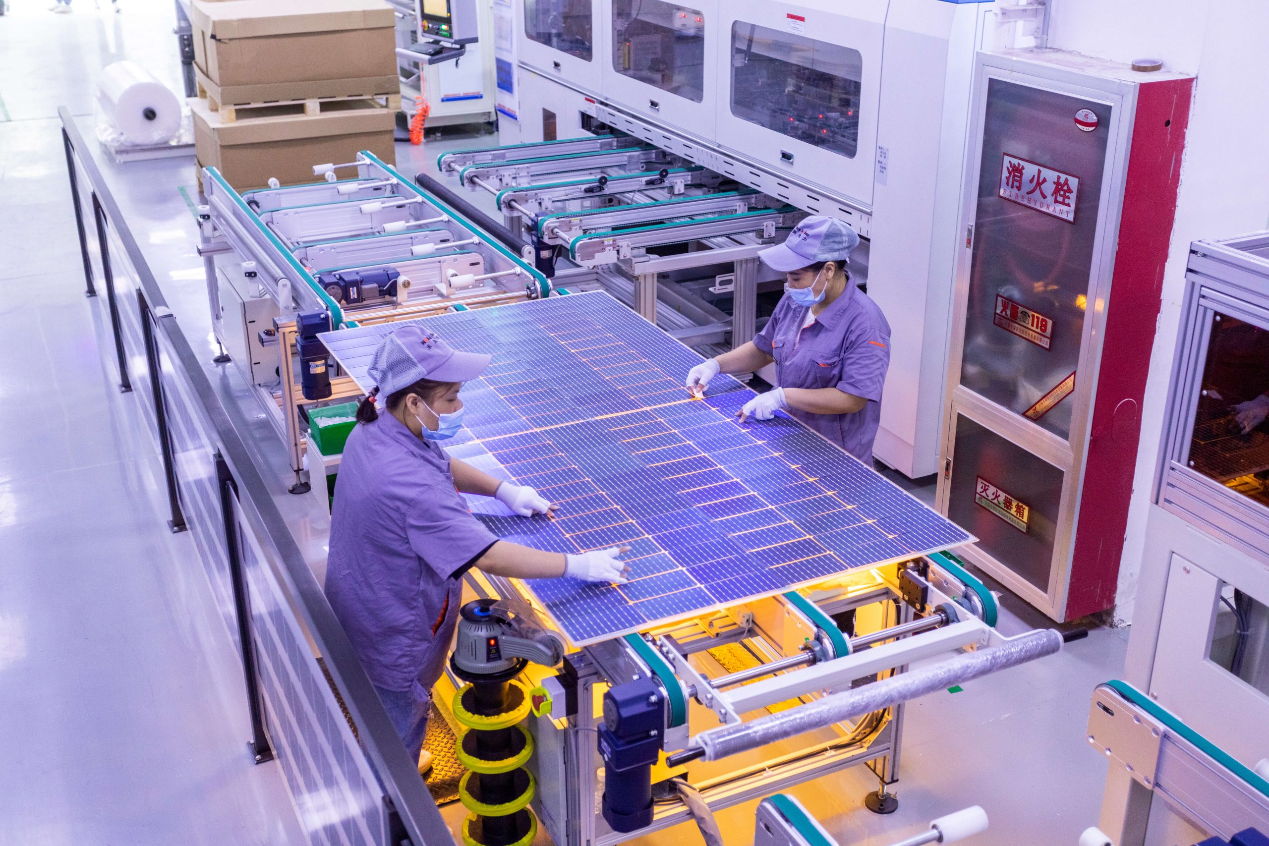 Horay-Solar-M10-solar-panel-manufacturing-working-staff-working-in-workshop-scaled